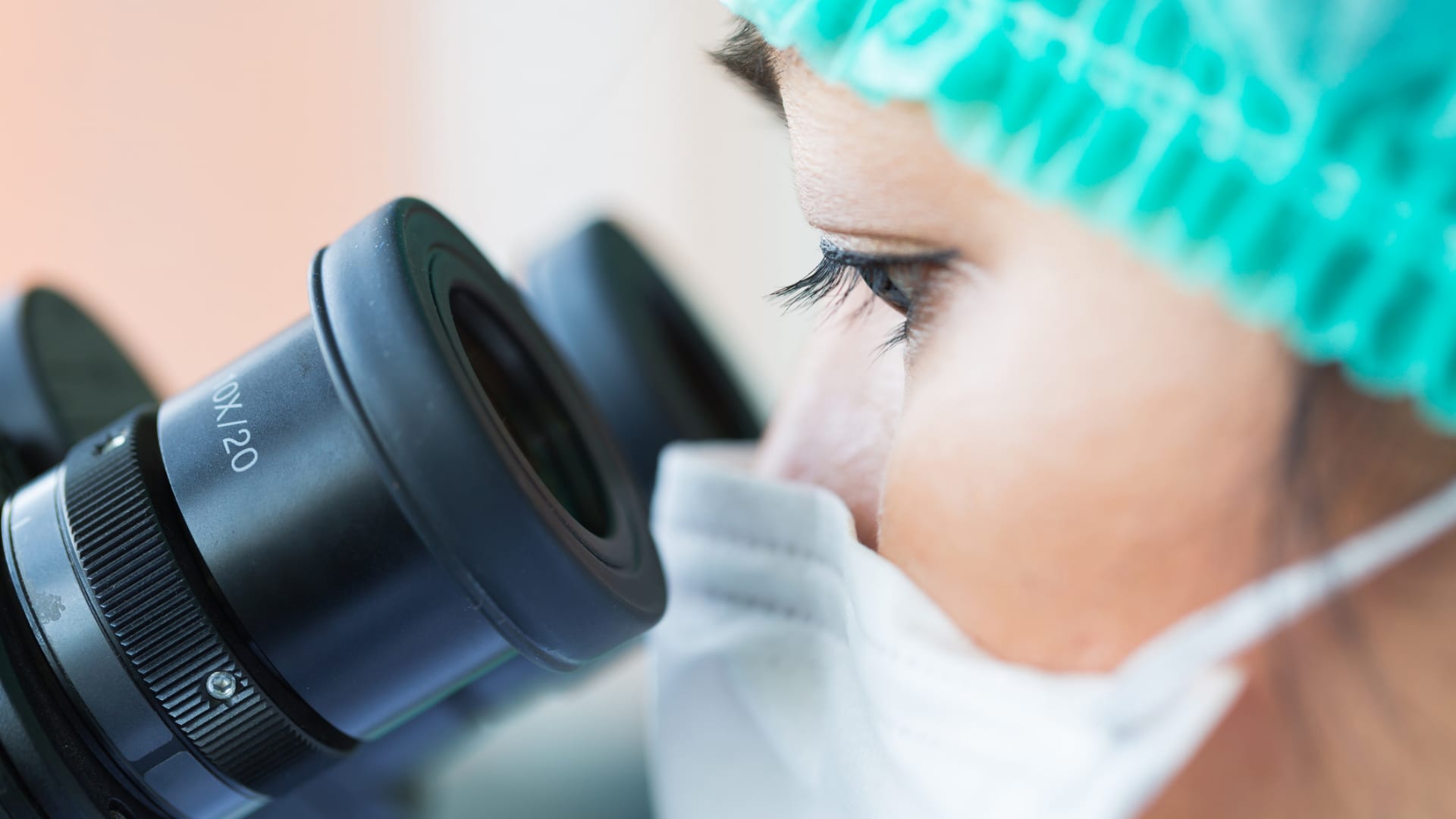 bioingeniør som titter i et mikroskop